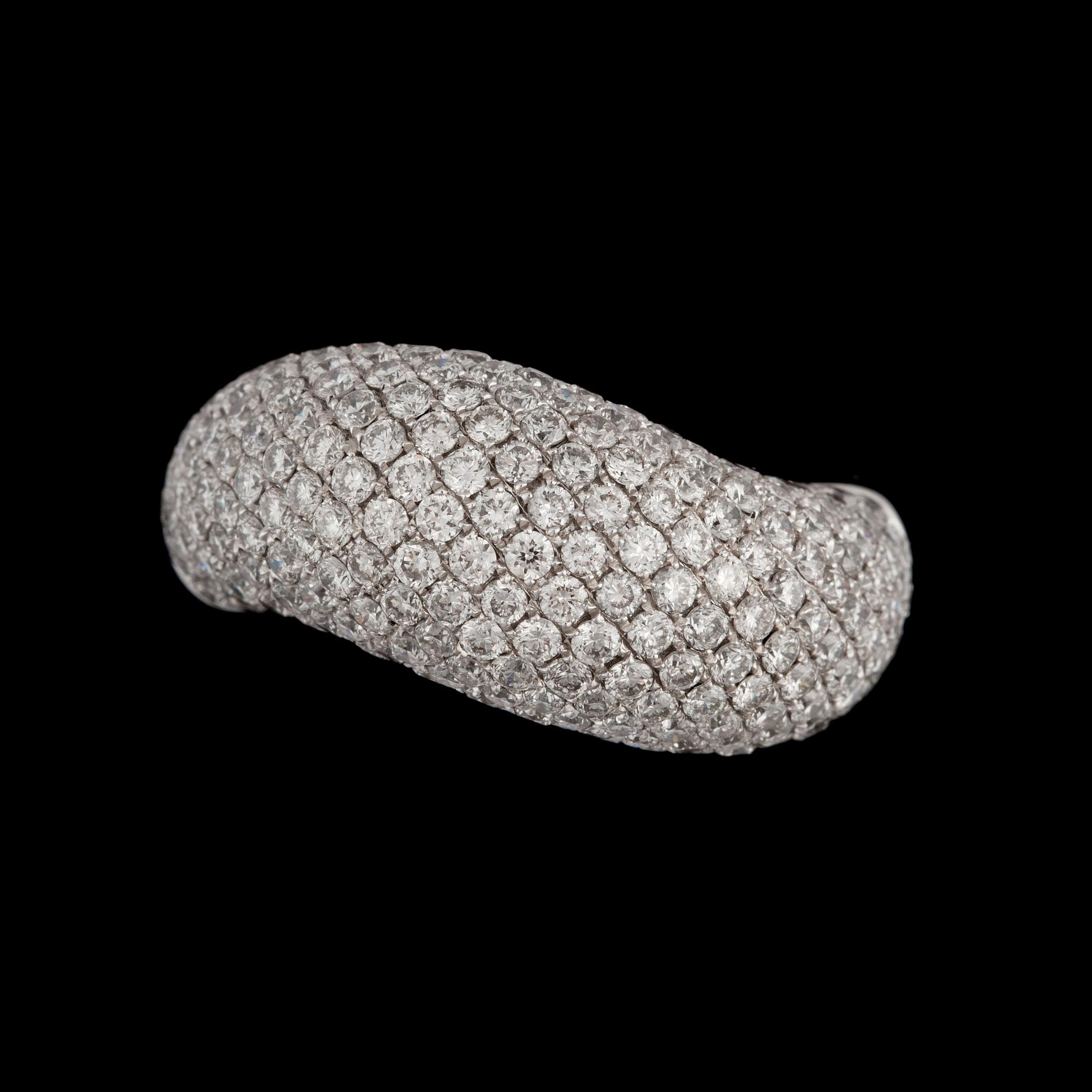 A diamond, circa 3.28 cts in total, ring.