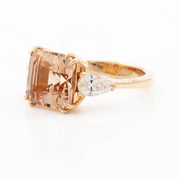 Ring in 18K rose gold with morganite and pear-shaped diamonds.