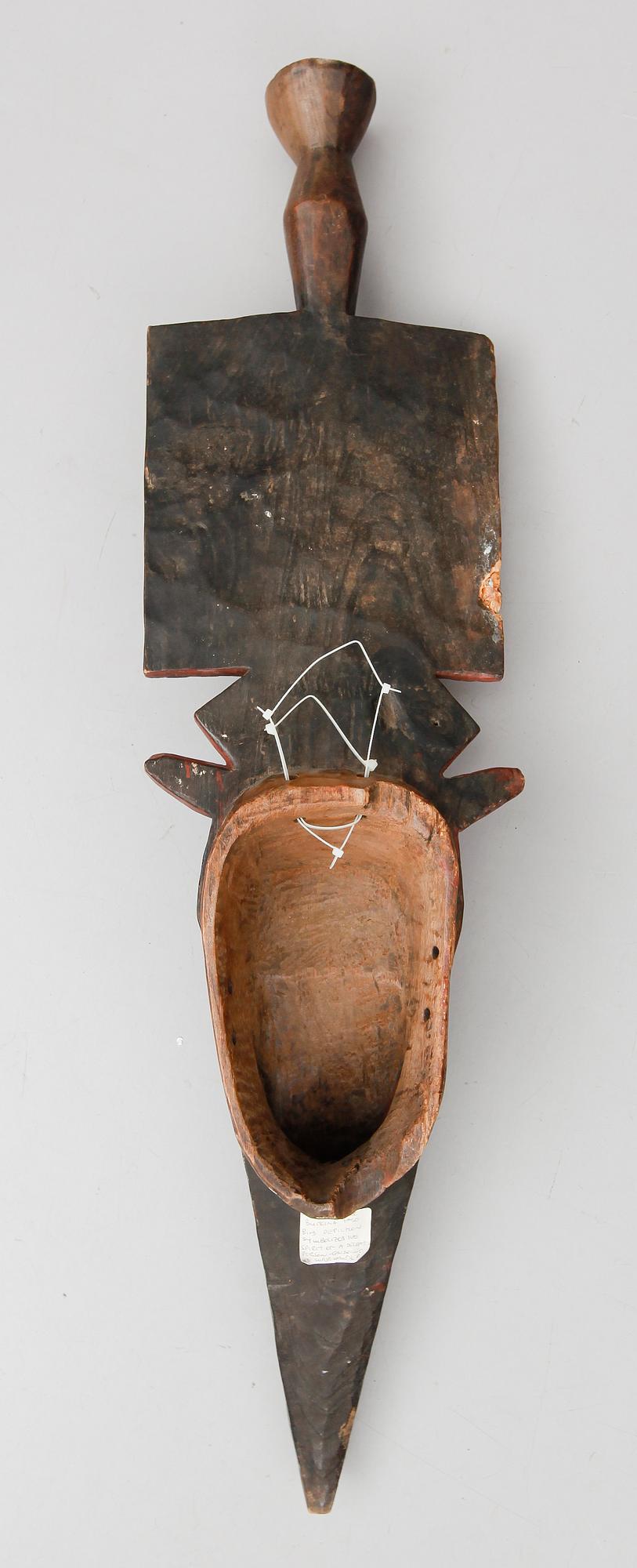 MASK, skuret och målat trä, Burkina Faso, Afrika.