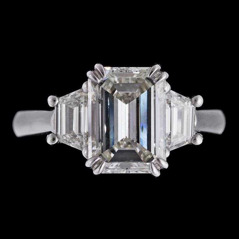 An emerald cut diamond ring. 3.01 cts, side stones tot. 0.75 cts.