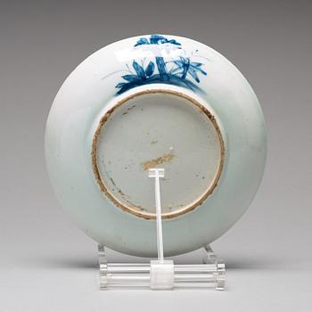 A blue and white dish, late Ming dynasty (1368-1644).