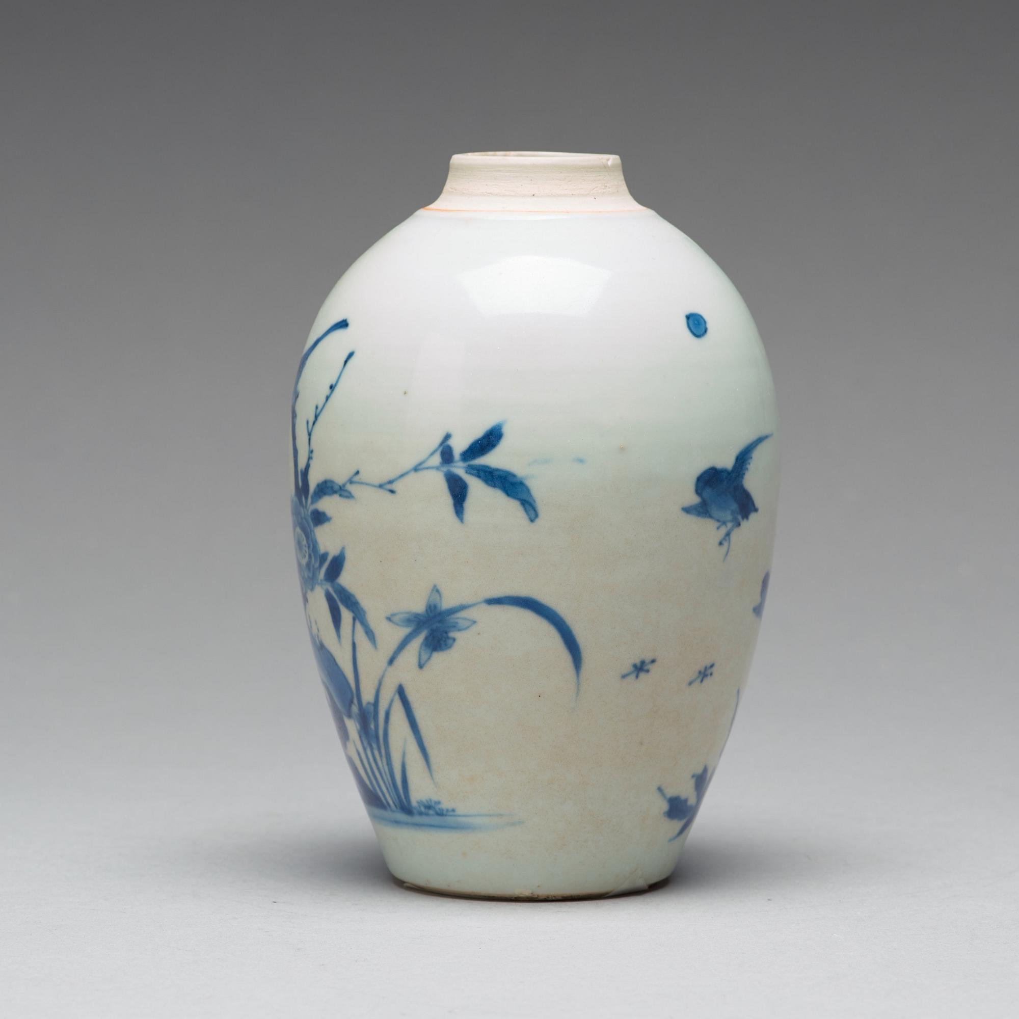 A blue and white transitional vase, 17th Century.