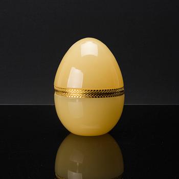 A FRENCH EGGSHAPED OPALINE GLASS BOX, 1920-30's.