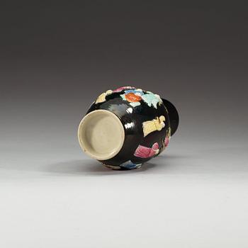 VAS, porslin. Qing dynastin, 1800-tal.