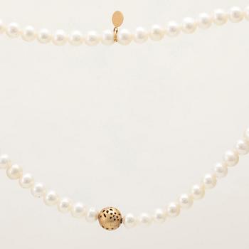 Ole Lynggaard, lås "Lace" 18K guld med briljantslipade diamanter samt collier av odlade sötvattenpärlor.