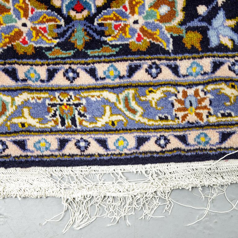 A carpet, Kashan ca 415 x 300 cm.