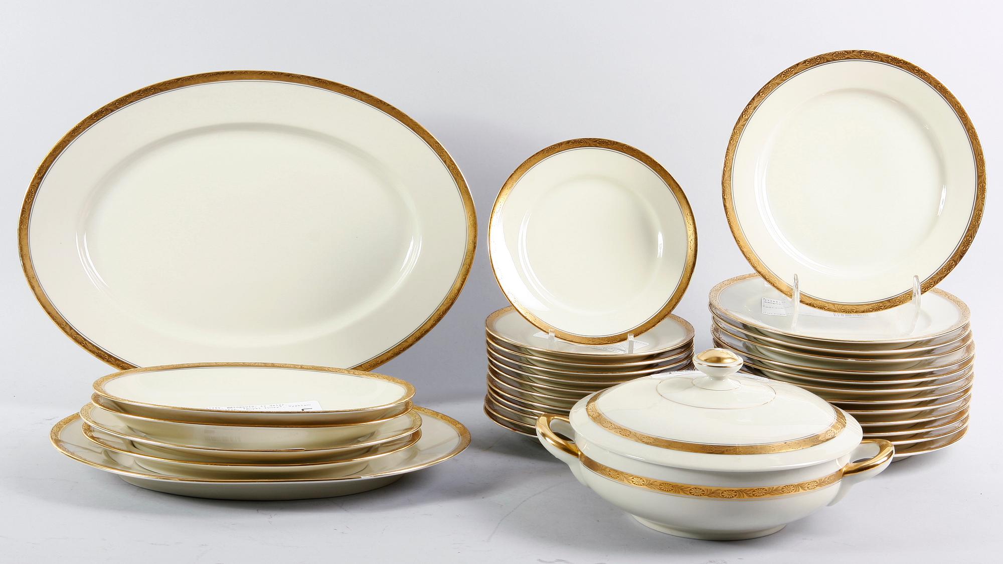 MATSERVIS, 62 delar, benporslin, "Royal Ivory", Tyskland.