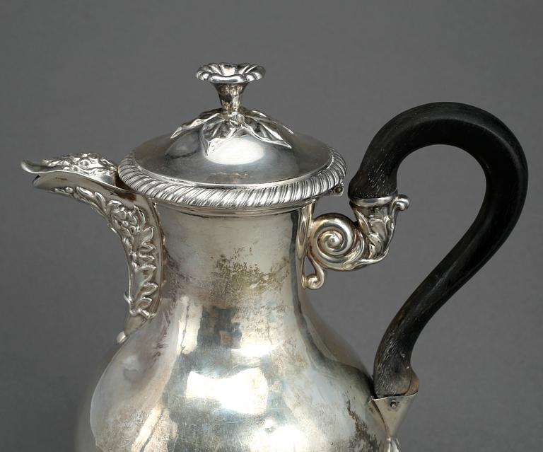 KAFFEKANNA, silver, rokokostil, troligen Francois-Julien Doyen, Paris, Frankrike, mitten 1800-talets. Tot ca 505 g.