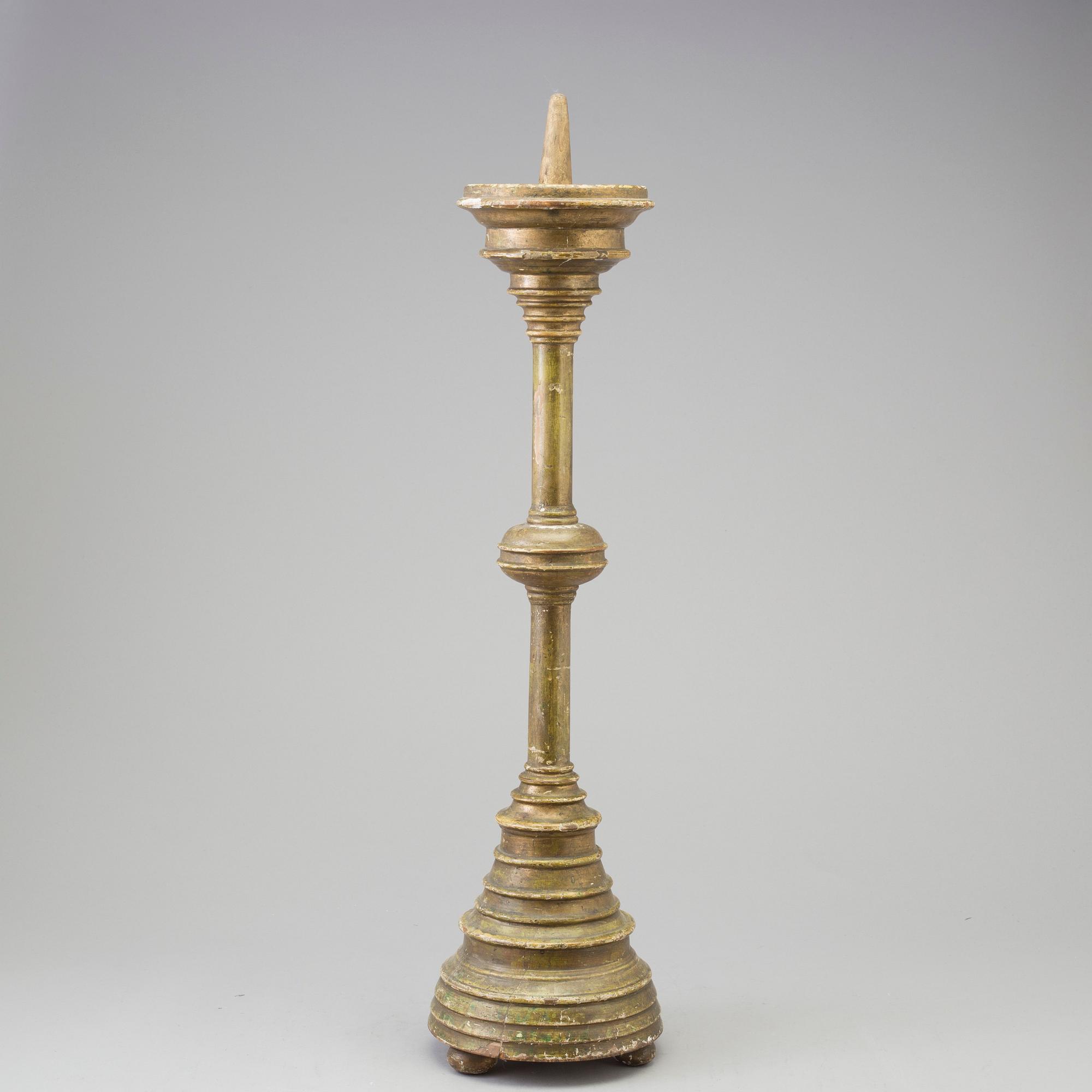 A WOODEN CANDLESTICK, 17th/18th century.