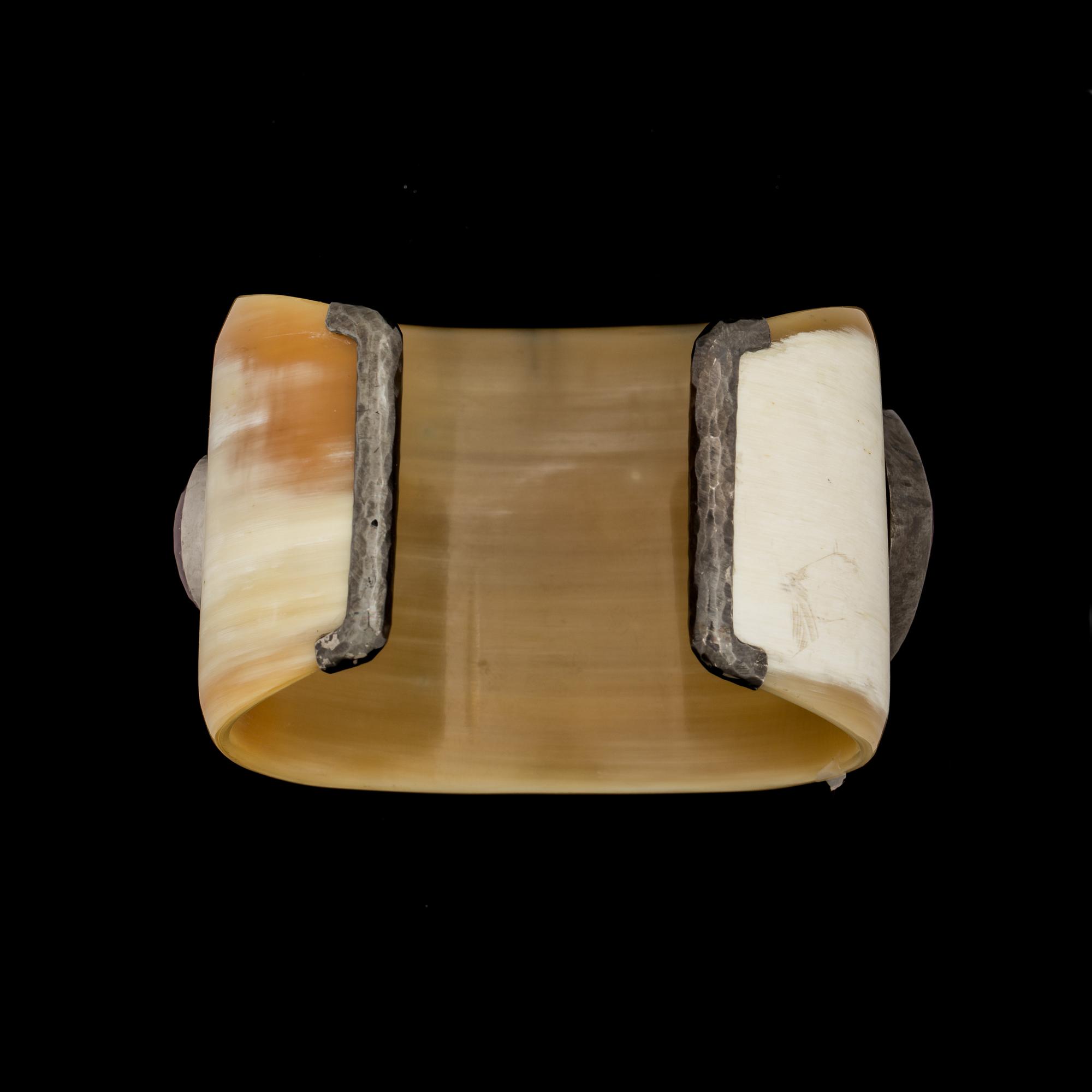 ARMRING, buffelhorn med checkerslipade safirer i silverfattning.