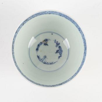 Two porcelain bowls, China and Japan, 18/19th century.