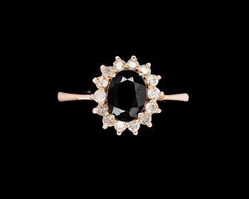 RING, guld, diamanter samt safir. Tot ca 5 gr.