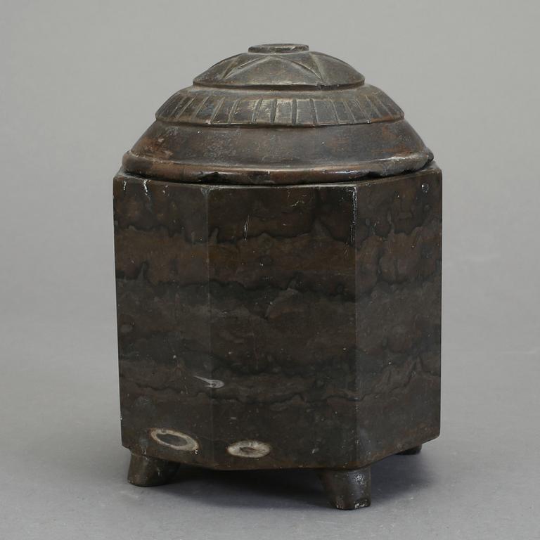 TOBAKSBURK, kalksten, 1800-talets första hälft/mitt.