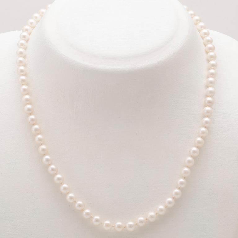 Collier with clasp 18K gold cultured pearls.