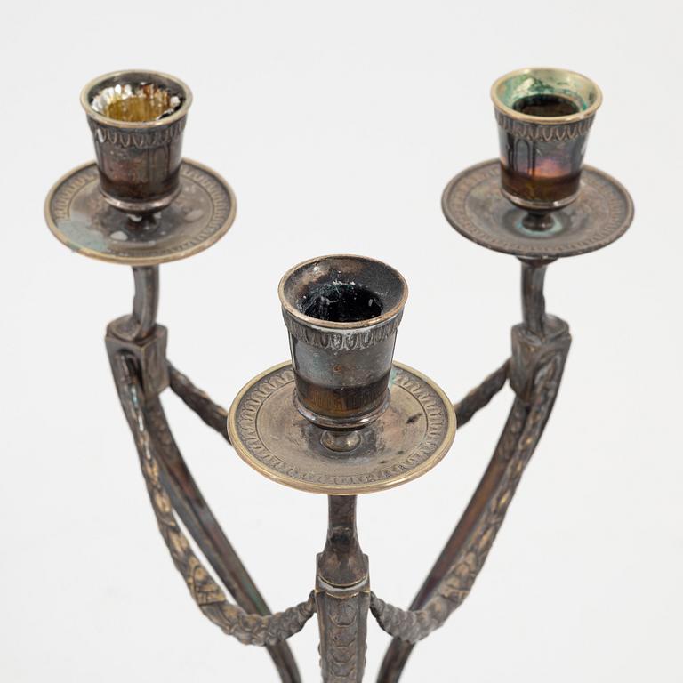 Kandelabrar, ett par, nysilver, sengustaviansk stil, omkring år 1900.