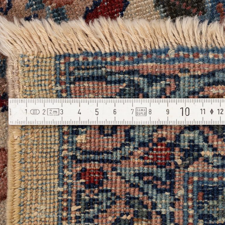 An antique Joshagan / Sarouk carpet, 365 x 256 cm.