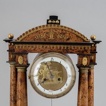 A Biedermeier pendulum clock, probably Germany / Austria. First half of the 19th century.