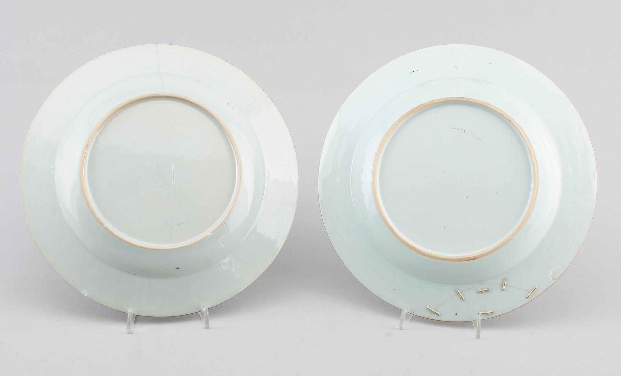 TALLRIKAR, 2 st, porslin, Kina, 1700-tal.