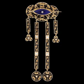 BROSCH, 18k guld med små pärlor och blå emalj. JLF, Stockholm, 1912. Vikt 14g.