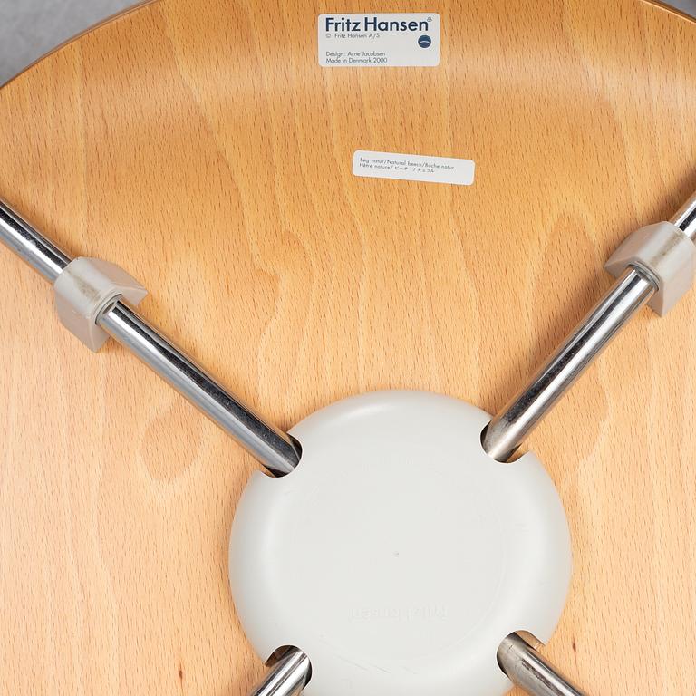 Arne Jacobsen, stolar, 4st, "Sjuan", Fritz Hansen, Danmark, 2000.