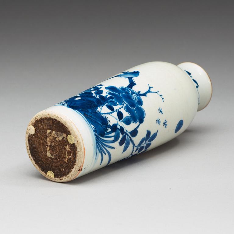A blue and white Transitional vase, 17th Century.