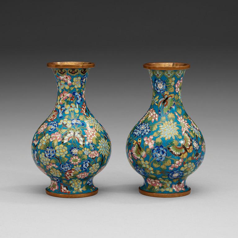 A pair of cloisonné vases, late Qing dynasty, circa 1900.