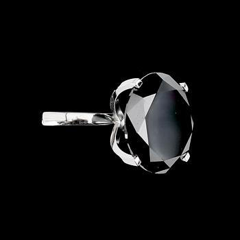 RING, 18 k vitguld, solitär svart briljantslipad diamant ca 18.40 ct.