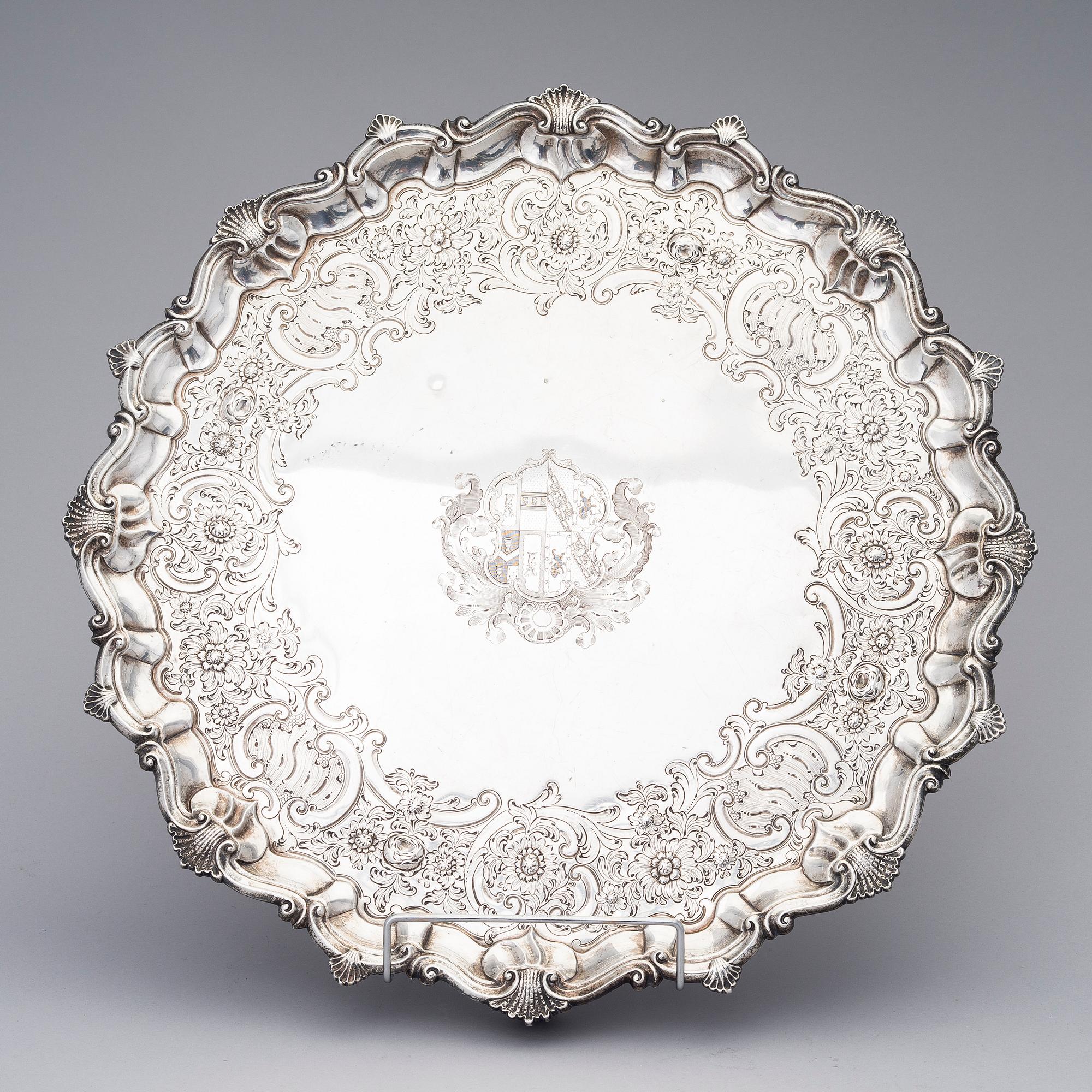 SILVERBRICKA, London 1761, Robert Rew, vikt 2600 g.
