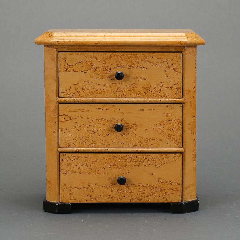 SMYCKESSKRIN / BARNBYRÅ, rotfanér, sent 1800-tal.