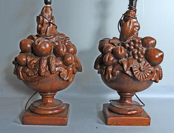 BORDSSLAMPOR, ett par, trä, troligen Spanien.