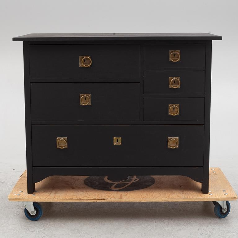 A chest of drawers, early 20th Century.