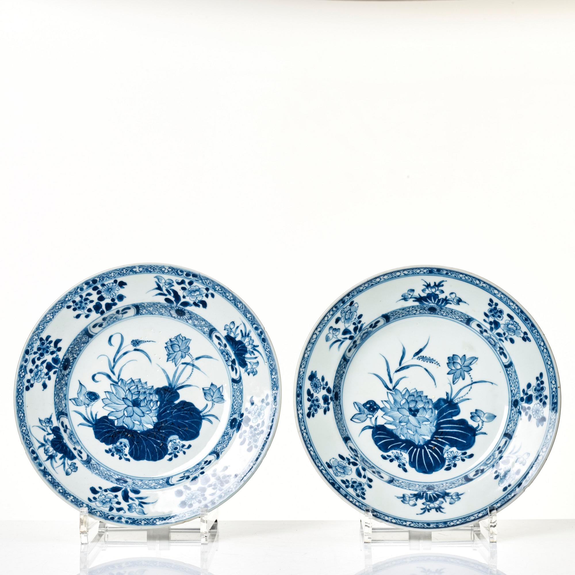 A blue and white dish and four plates, Qing dynasty, Kangxi (1662-1722).