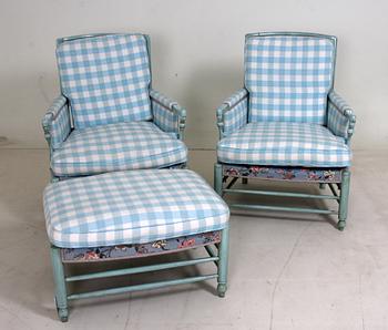 FÅTÖLJER, ett par, s k Gripsholmsfåtöljer, varav en med FOTPALL, 1900-tal.