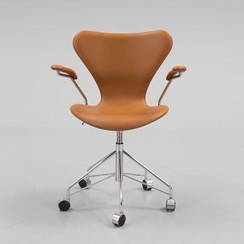 ARNE JACOBSEN, kontorsstol, "Sjuan", Fritz Hansen, 2013.