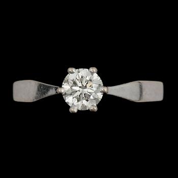 RING, 18k vitguld med briljantslipad diamant ca0,72ct enl gravyr. 2000-tal. Vikt 4g.
