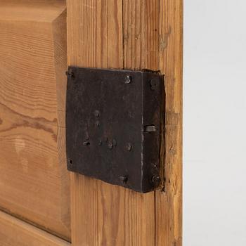 A Swedish provincial pine cabinet, 18th/19th century.