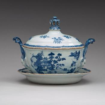 A blue and white tureen with cover and stand, Qing dynasty, Qianlong (1736-95).