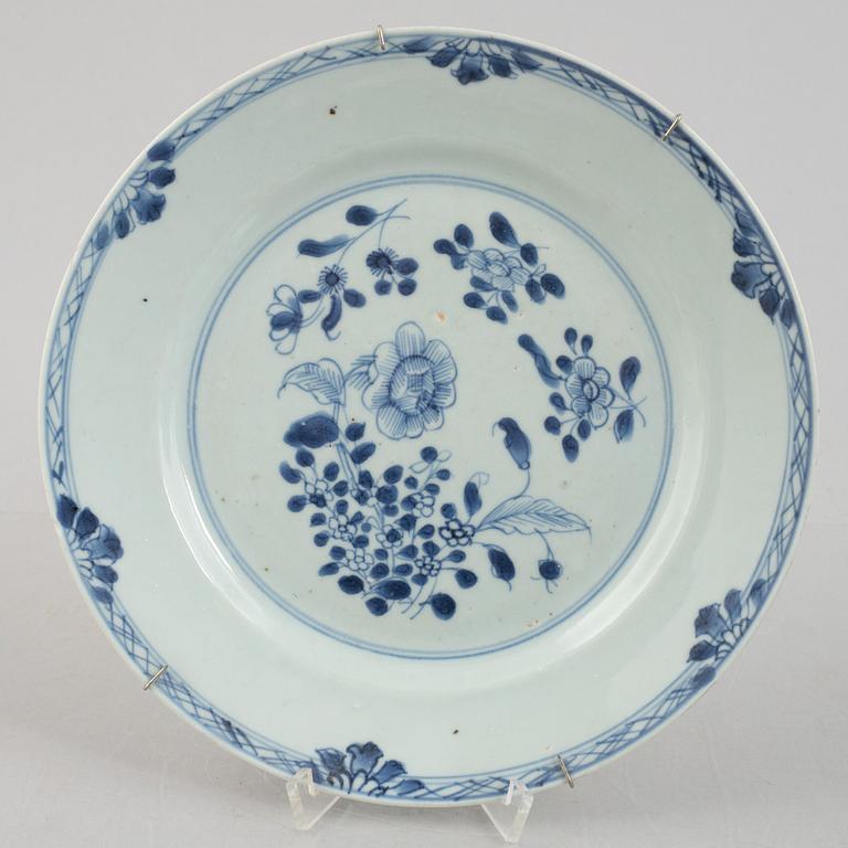 A group of five Chinese export porcelain plates, Qingdynasty, Qianlong (1736-95).