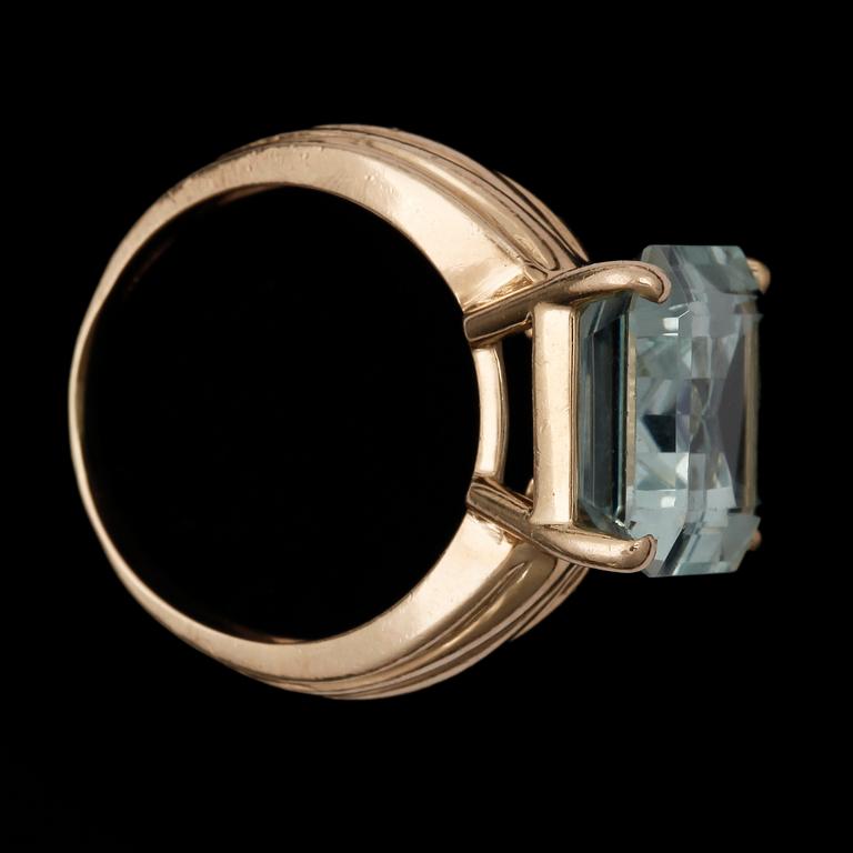 RING, 14k guld med akvamarin ca8,50ct. Vikt 6,1g.