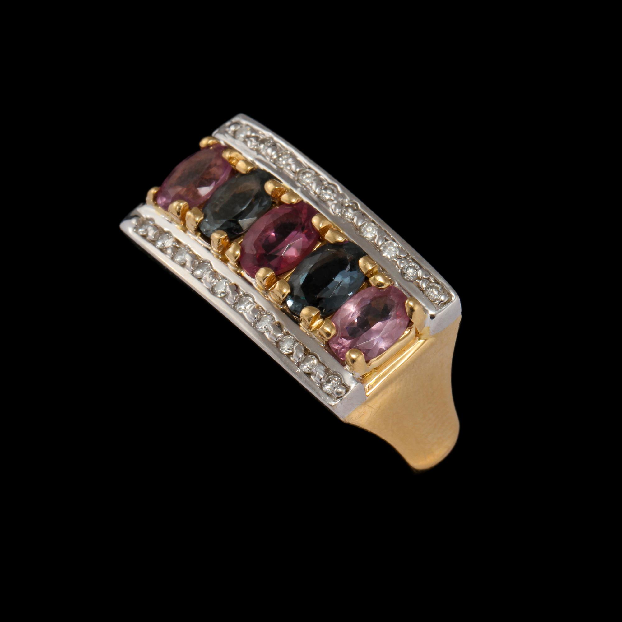 RING, 14k med 2 ovalslipade ioliter och 3 rosa safirer samt 20 briljantslipade diamanter. Vikt 9 g.