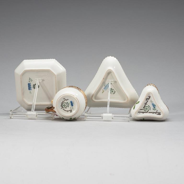 CREMEKOPPAR med LOCK och FAT, åtta stycken (6+2), porslin. "Flora Danica", Kunglig Dansk, 1900-tal.