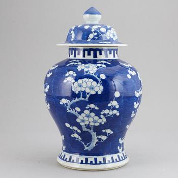 A blue and white jar cover, Qing dynasty, first half of 20th Century.