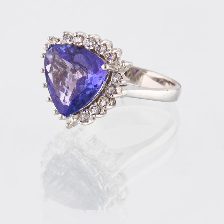 RING, 14K guld med fasettslipad tanzanit ca 3.84 ct samt briljantslipade diamanter ca 0.60 ct. Vikt 5,6 gram.
