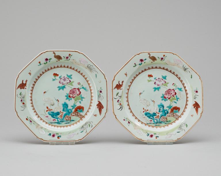 A pair of famille rose plates,Qing dynasty. Qianlong (1736-95).