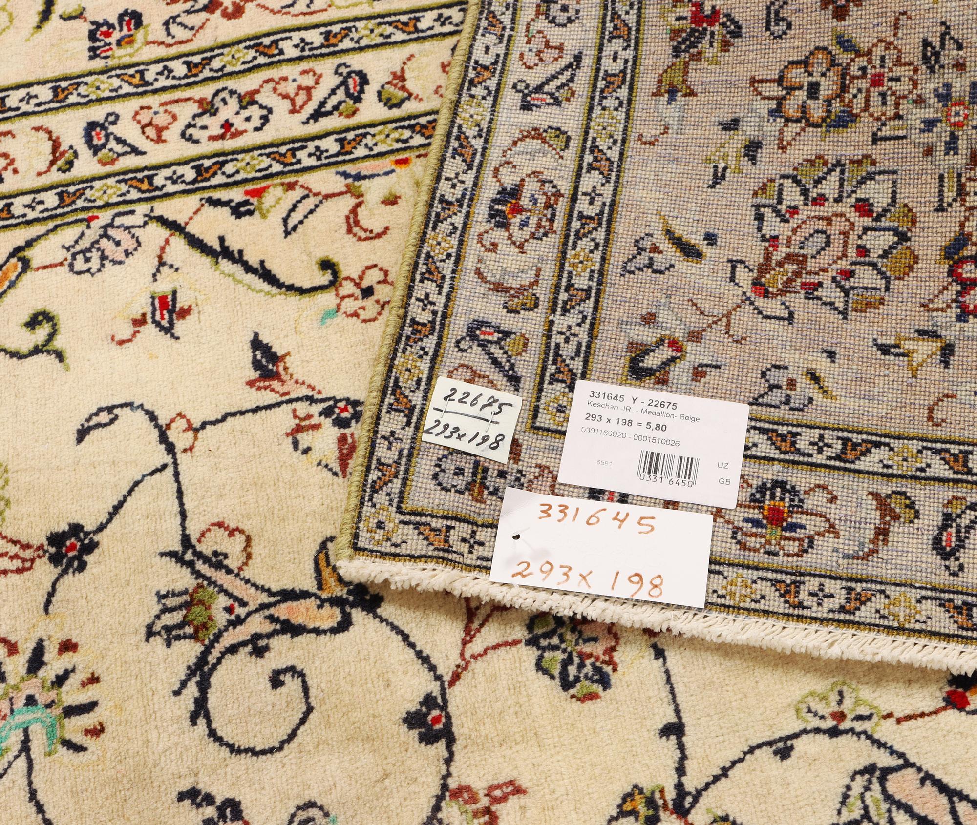 A Kashan carpet, a. 293 x 198 cm.