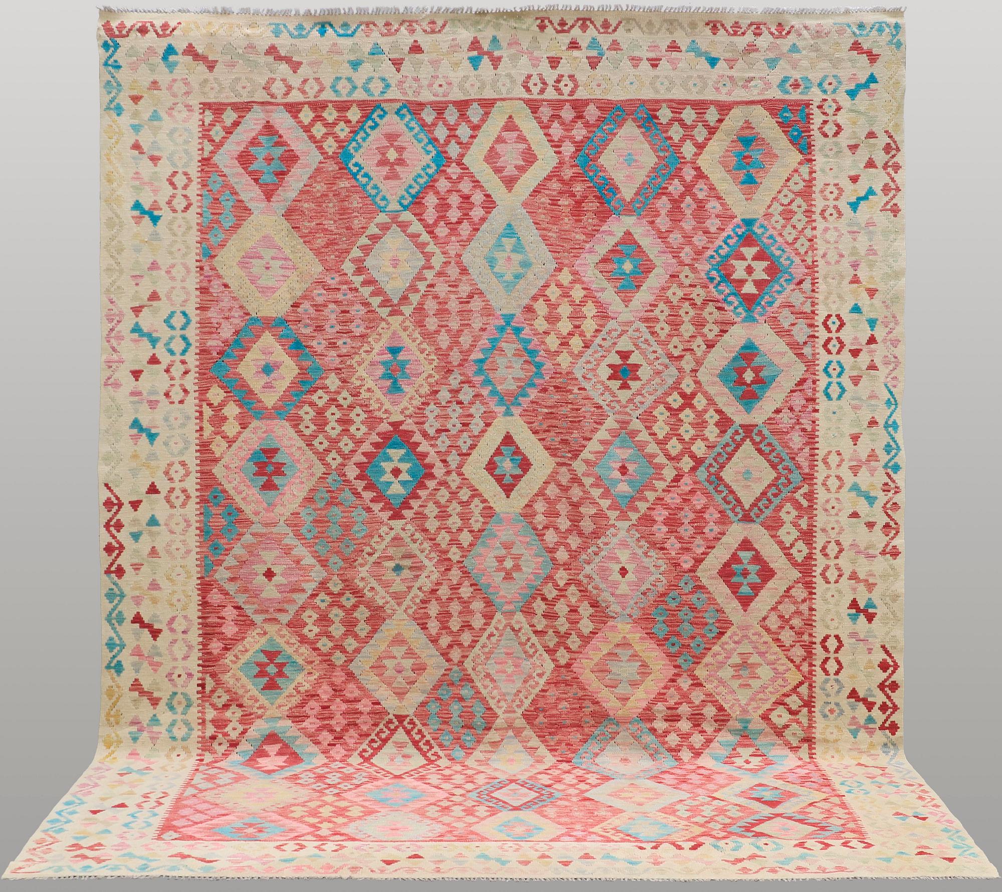 Kilim, ca 335 x 261 cm.