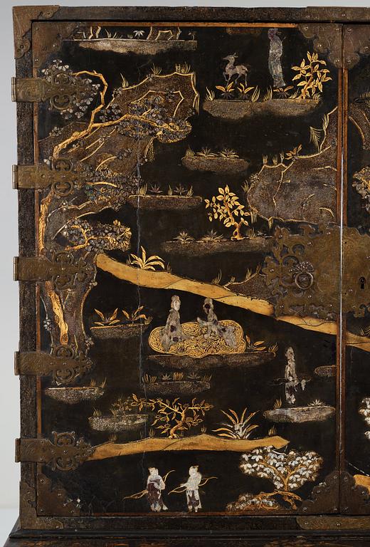 SKÅP, Japan, Edo (1603-1868), senare ställ.