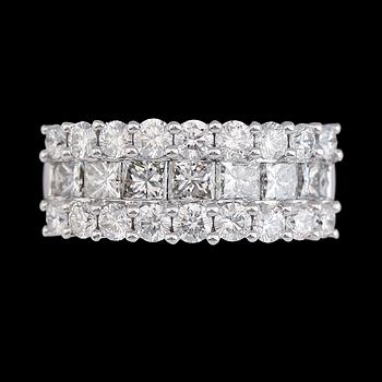 RING, 18K vitguld, diamanter tot ca 2.37 ct. Vikt ca 6 g.