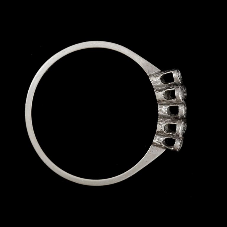RING, 18k vitguld med små briljantslipad diamanter. Vikt ca 1,9 gram.