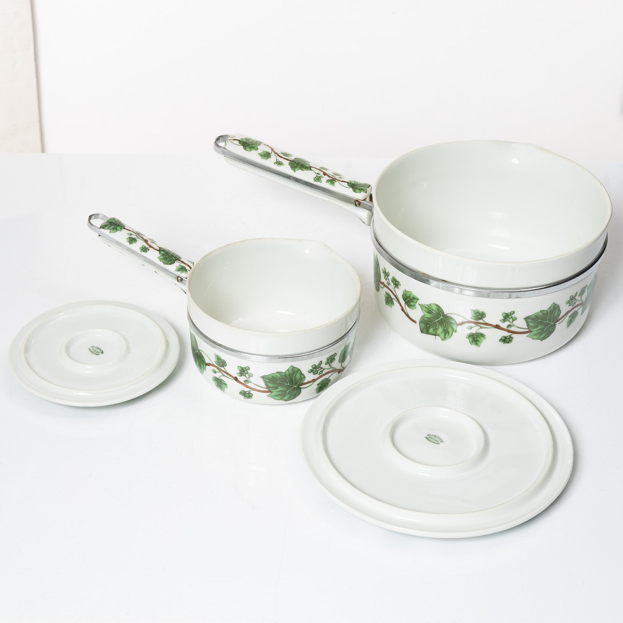 Service, 63 pieces, porcelain, Porcelaine de Paris, Limoges, France.